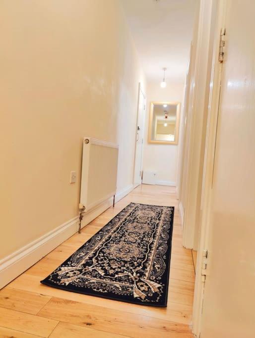 2 Bed Flat,sleeps 4,wifi,near Cabot Circus,bri 1mi Leilighet *