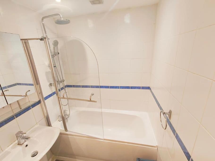 2 Bed Flat,sleeps 4,wifi,near Cabot Circus,bri 1mi Leilighet *