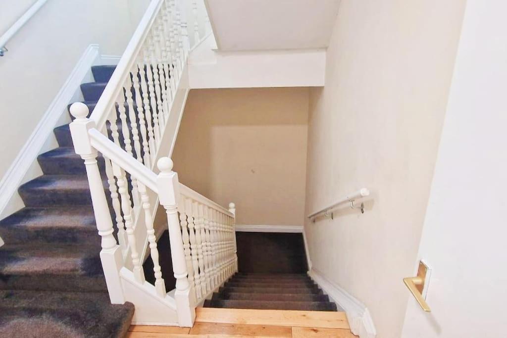 2 Bed Flat,sleeps 4,wifi,near Cabot Circus,bri 1mi Leilighet